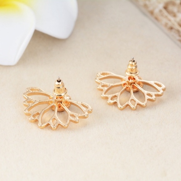 ❗️NEW❗️Beautiful Gold Lotus Earrings w/ Rhinestone - Picture 7 of 7